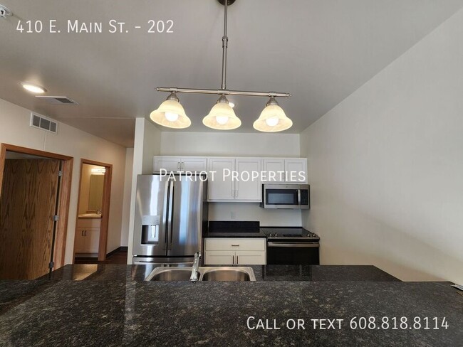 Building Photo - 2 bedroom/ 1.5 bath in Sun Prairie, WI