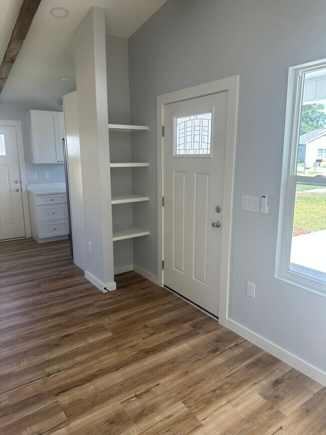 Building Photo - 7209 Lake Suzzanne Ln