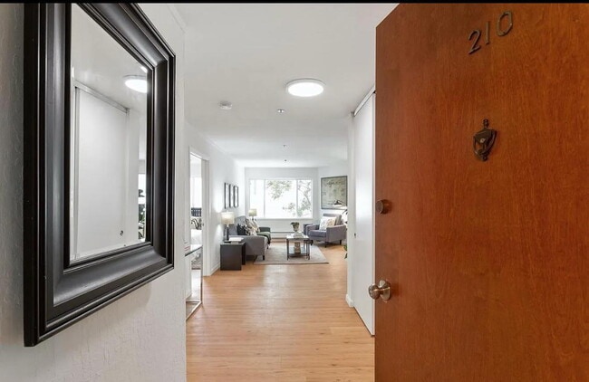 Building Photo - "Chic San Francisco Retreat: Spacious 1-Be...