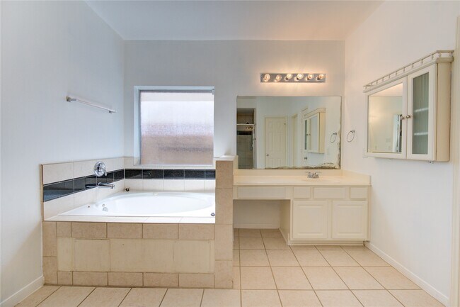 Building Photo - 7323 Sunset Bend Ln