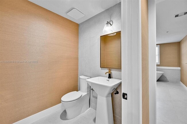 Building Photo - 13637 Deering Bay Dr