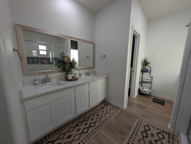 Building Photo - 6141 Hidden Psge Ave