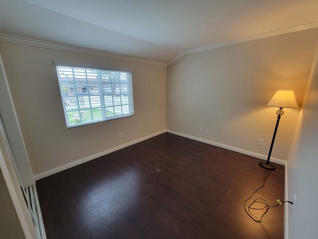 Building Photo - Rare 4 Bed, 2 Bath House