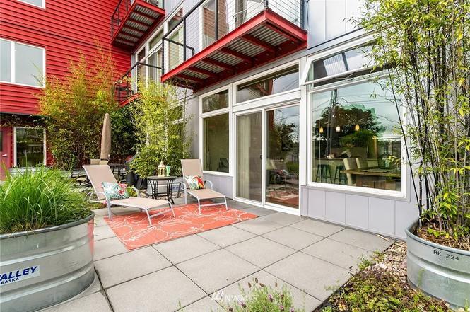 Patio leading to garden - 2960 Eastlake Ave E