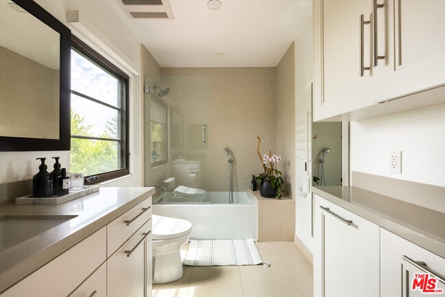 Building Photo - 1745 N Vista St