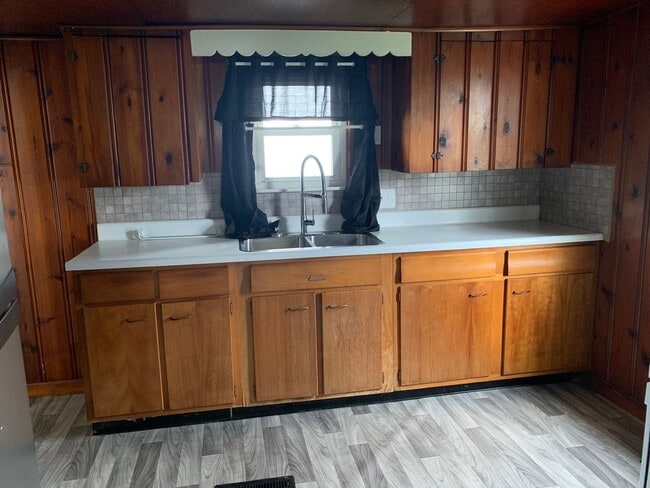 Building Photo - 2 bedroom house one block from City Park