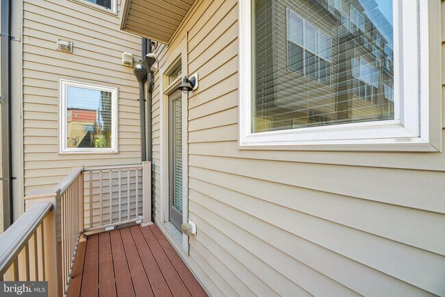 Building Photo - 5627 45th Ave