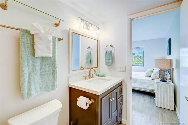 Building Photo - 5553 NE Gulfstream Way