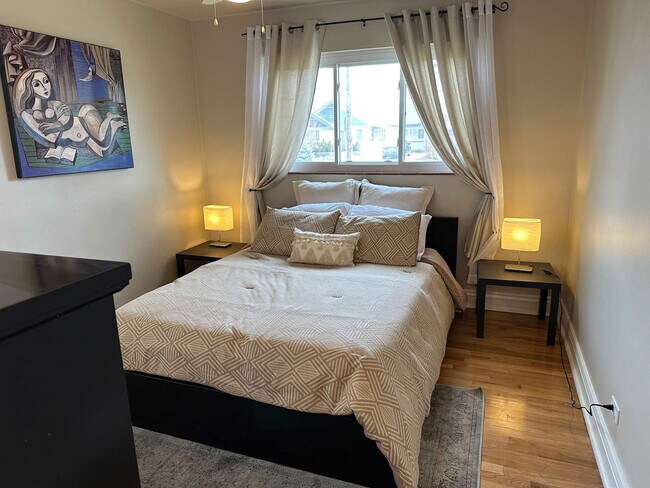 Building Photo - 2933 Ivanhoe St