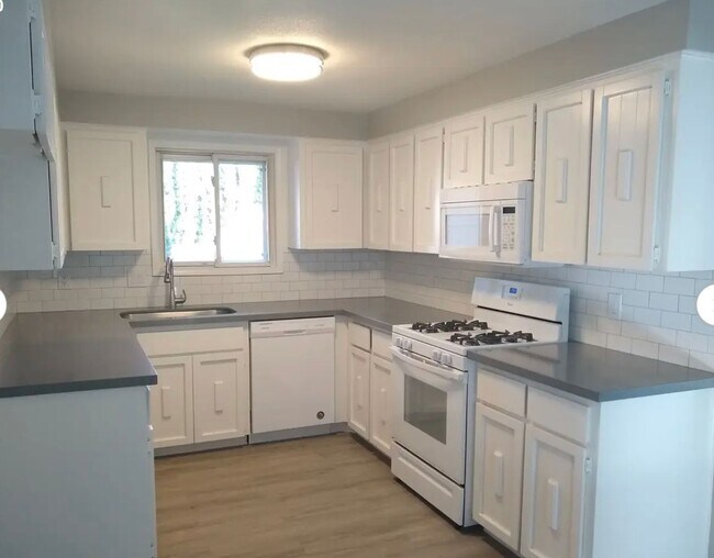 Building Photo - Beautiful 3 bedroom ranch on quiet cul-de-...
