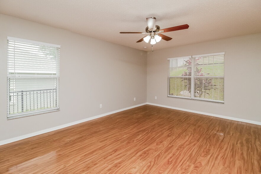 Building Photo - 1923 Southern Oak Loop