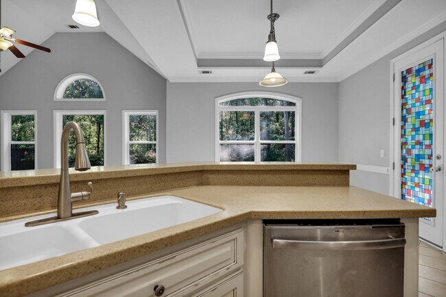 Building Photo - AVAILABLE LATE JULY 2025 (PET FRIENDLY)