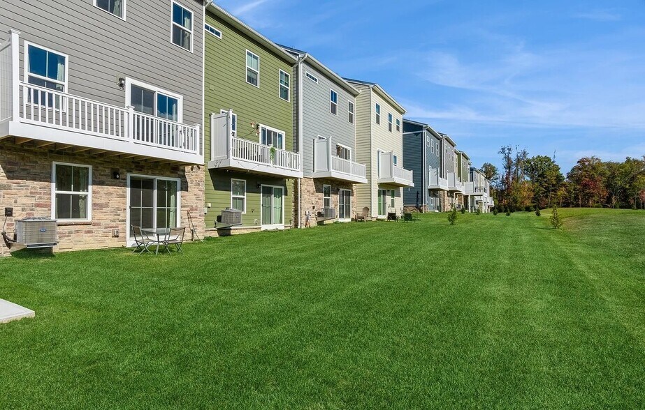 Building Photo - 6702 Sycamore Way