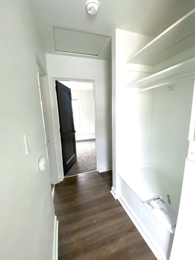 Building Photo - Renovated Split Level Townhome!
