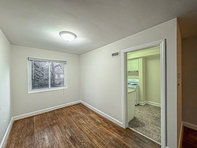 Building Photo - Beautiful 3 Bed 1 Bath End Row Brick Townhouse With Fenced In Yard In River Terrace