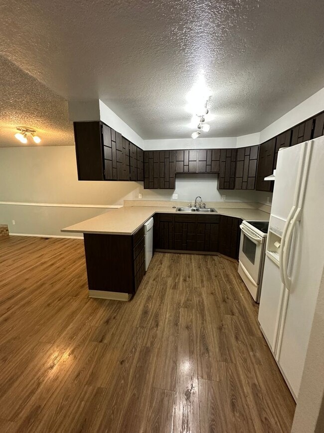 Building Photo - Ready first of June / 3 bedroom 2 bathroom...