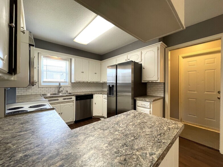 Building Photo - 6317 N Warren Ave