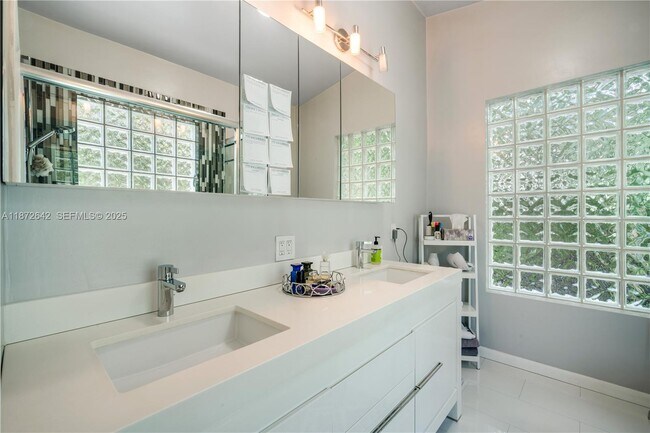 Building Photo - 4183 Pamona Ave