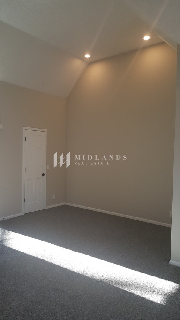 Building Photo - Stunning Updated Rockbrook Home