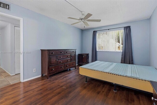 Building Photo - 3083 N Oakland Forest Dr