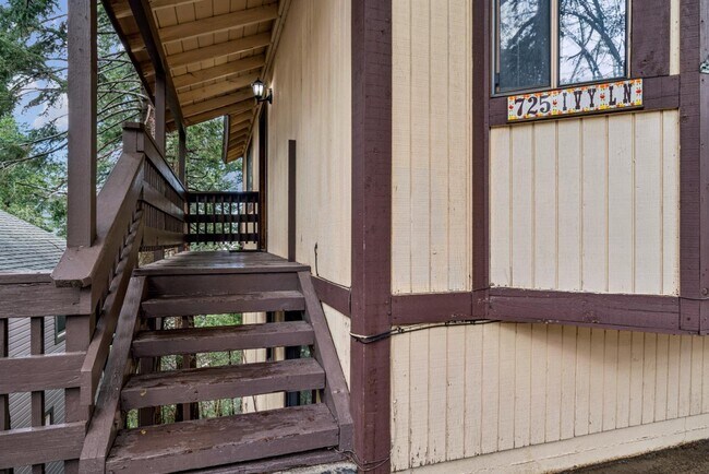 Building Photo - 725 Ivy Ln