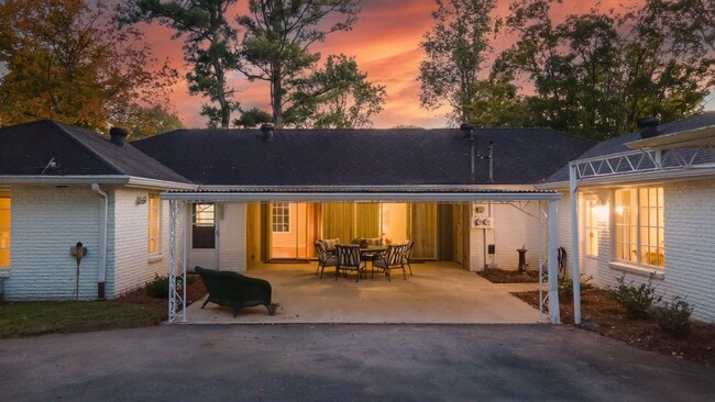 Building Photo - **ADORABLE DUBLEX IN BELLE MEADE WITH AMAZING YARD SURROUNDED BY MULTI-MILLION DOLLAR HOMES**