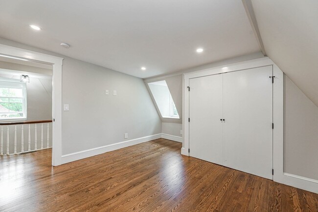 Building Photo - 52 Maple St
