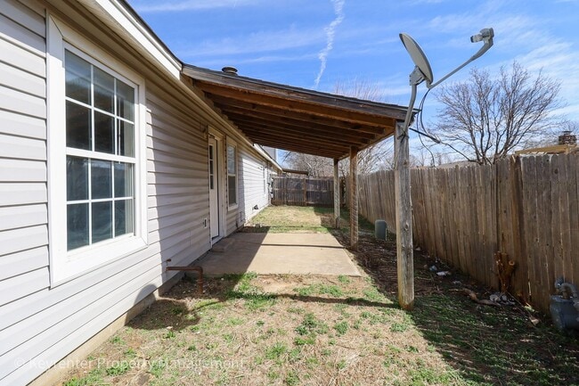 Building Photo - E 31st Ct Duplex