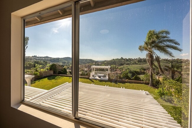 Building Photo - Fully furnished Canyon View 5 Bed Single Family