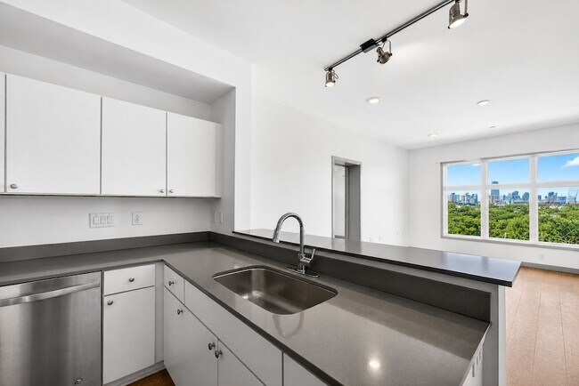 Building Photo - 400 Herron Dr