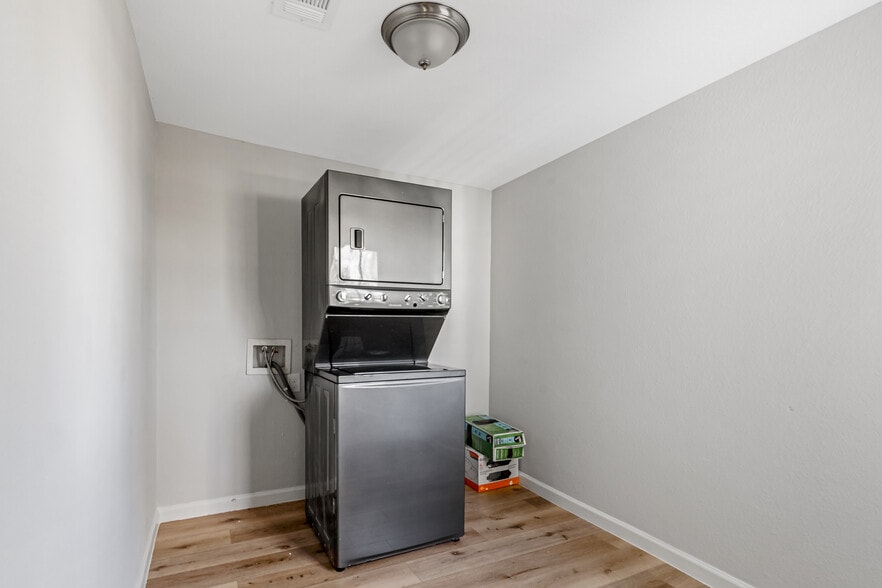 washer/dryer included with lease - 1123 W Morgan St