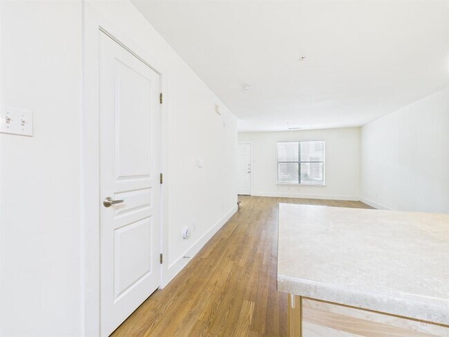 Building Photo - 711 W 32nd St