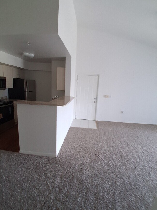 Building Photo - Cozi, breezy condo unit.