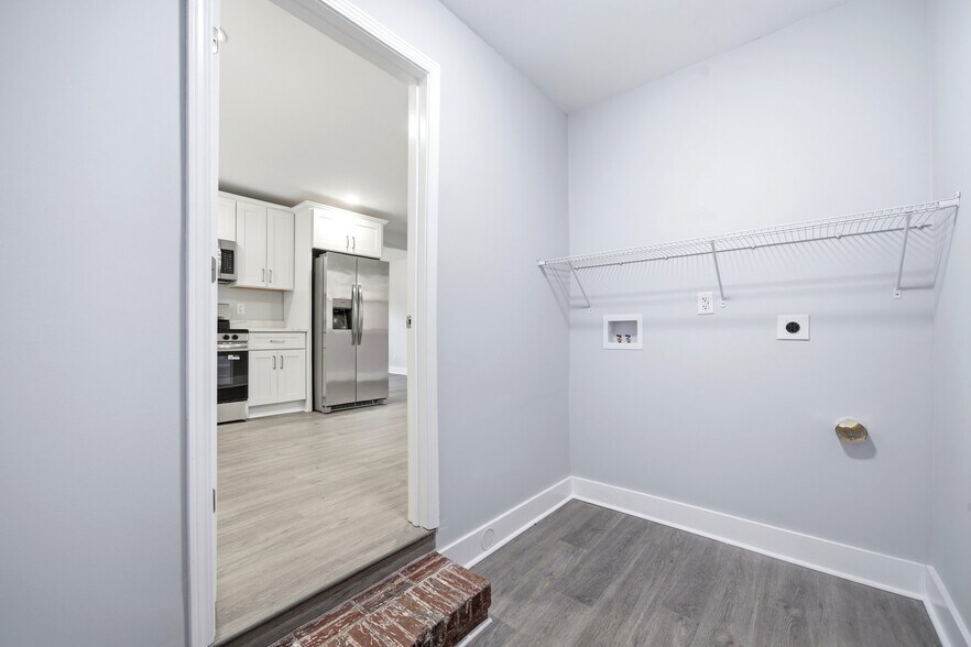 Building Photo - 553 Derrydowne Dr