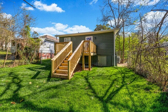 Building Photo - CHARMING 3 BEDROOM BUNGALOW WITH BONUS ROO...