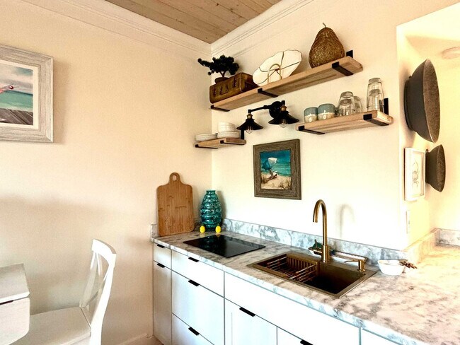 Building Photo - 214 Miracle Strip Pkwy SW