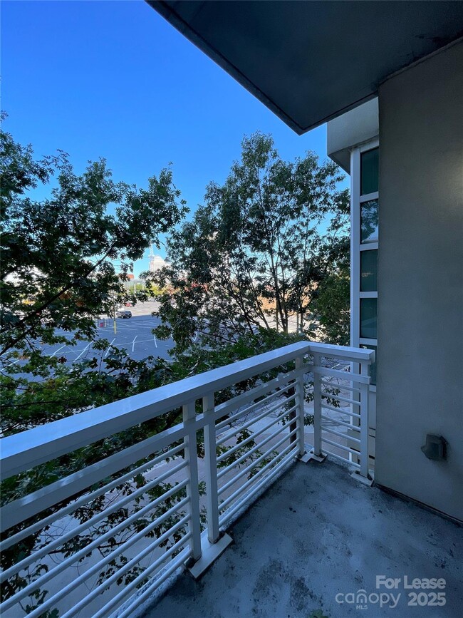 Building Photo - 505 E 6th St