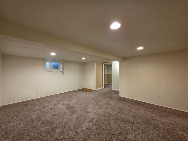 Building Photo - Massive 5 Bedroom Townhouse in Aurora