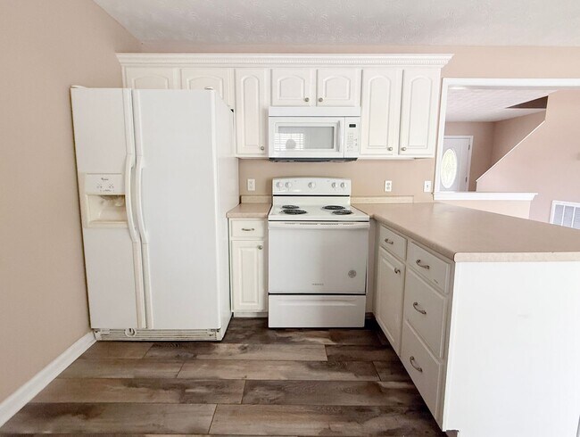 Building Photo - Pet-Friendly 3-Bedroom Home with Garage, Screened-In Porch & Spacious Bedrooms