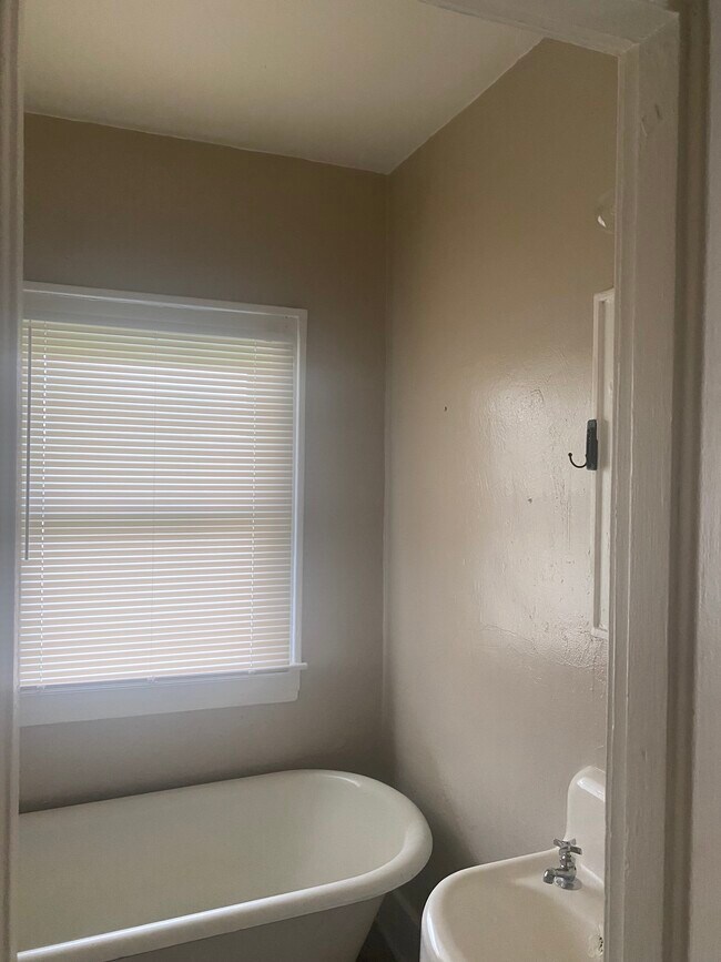 Building Photo - 2209 Crittenden Dr