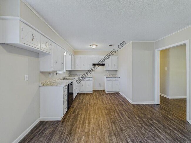 Building Photo - 802 Towering Oaks Dr
