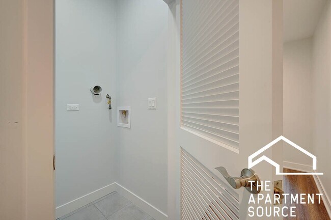 Building Photo - 1142 W 17th Pl