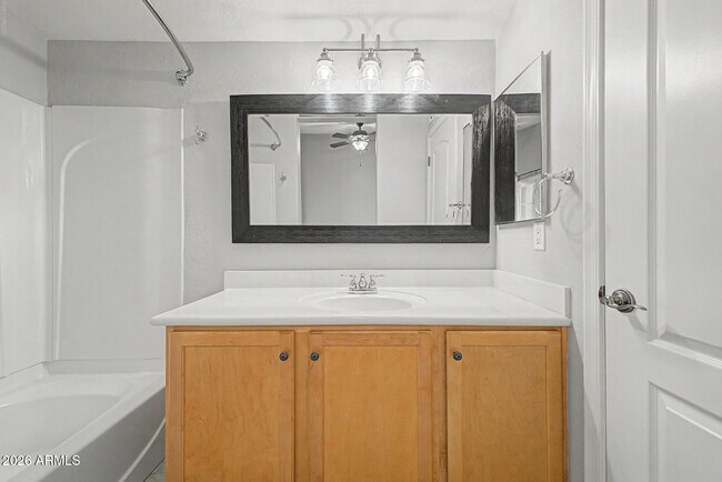 Building Photo - 2233 E Huntington Dr
