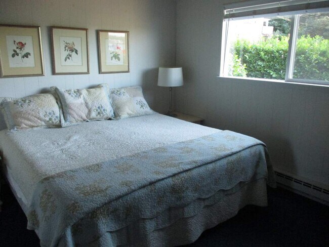 Building Photo - Charming Partially Furnished Waterfront Home in Gig Harbor