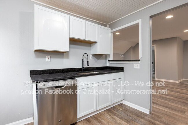 Building Photo - 1111 W 44th St