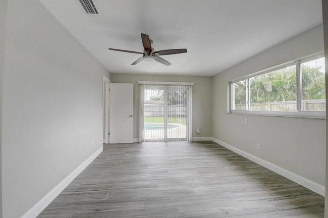 Building Photo - 798 SW 15th Ave