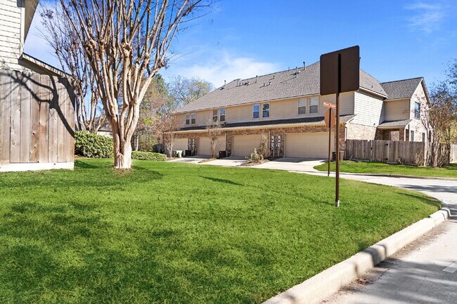 Building Photo - Exceptionally well-maintained Sterling Ridge Townhome boasts an array of desirable features!