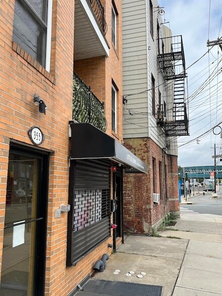 Building Photo - 355 West Side Ave