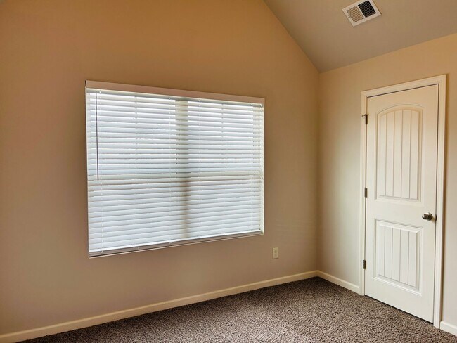Building Photo - Beautiful 4 bedroom, 2.5 bathroom home In ...