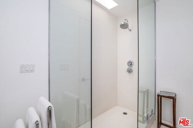 Building Photo - 825 Kings Rd